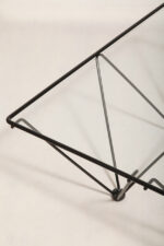 Kwadratowy stolik kawowy na metalowej czarnej konstrukcji ze szklanym przeźroczystym hartowanym blatem w stylu "Alanda" projektu Paolo Piva dla B&B Italia, lata 80. - obrazek 31