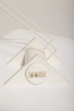 Biała jednopunktowa geometryczna plastikowo-metalowo-drewniana lampa biurkowa w stylu Memphis firmy Woja Holland, Holandia, lata 80. - obrazek 31