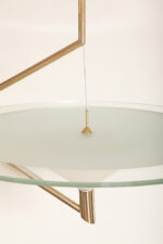 Duża lampa sufitowa "Olympia 2731" z okrągłym masywnym szklanym kloszem w kształcie koła zawieszonym na stalowej złotej konstrukcji, projekt Daniel Puppa dla Fontana Arte/Mediolan, Włochy, wzór z 1984 roku - obrazek 30