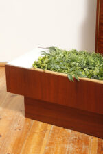 Prostokątny mahoniowy kwietnik/ława/stolik pomocnik/stolik kawowy z dwoma szklanymi białymi blatami i plastikowym wyjmowanym wkładem na kwiaty, Czechosłowacja, lata 70. - obrazek 37