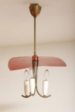 Trzypunktowa metalowa lampa wisząca/sufitowa z trzema zakrzywionymi ramionami w kolorze starego złota zakończonymi źródłami światła z metalowym czerwonym lekko profilowanym trójkątnym kloszem nad nimi, Mid Century Modern, Niemcy, lata 50. - obrazek 32