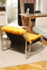 Niski i szeroki fotel "Borkum" z poduchą i podłokietnikami z żółtego weluru osadzonych na metalowej chromowanej konstrukcji, projekt Johan Bertil Häggström, Ikea, Szwecja, wzór z 1978 roku - obrazek 36