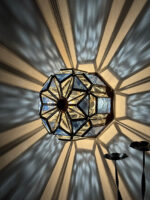 Szklany jednopunktowy witrażowy ręcznie wykonany kinkiet/plafon/lampa ścienna na miedzianej konstrukcji, Hiszpania, 2003 rok - obrazek 34