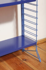 Modułowa wolnostojąca szafka/regał/biblioteczka na metalowej niebieskiej konstrukcji z pięcioma metalowymi półkami z regulowaną wysokością, Drentea, Holandia, lata 60. - obrazek 34