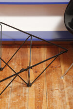 Kwadratowy stolik kawowy na metalowej czarnej konstrukcji ze szklanym przeźroczystym hartowanym blatem w stylu "Alanda" projektu Paolo Piva dla B&B Italia, lata 80. - obrazek 32