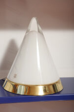 Nieduża ciężka jednopunktowa stożkowa mlecznobiała szklana lampka nocna/biurkowa "Kibo" z okrągłą złotą metalową podstawą, Peill & Putzler, Niemcy, lata 70 - obrazek 32