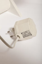 Biała jednopunktowa geometryczna plastikowo-metalowo-drewniana lampa biurkowa w stylu Memphis firmy Woja Holland, Holandia, lata 80. - obrazek 32