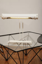 Biała duża jednopunktowa metalowa industrialna lampa biurkowa ze zdejmowanym kloszem z jarzeniówką, Woja Holland, Holandia, lata 80. - obrazek 32