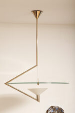 Duża lampa sufitowa "Olympia 2731" z okrągłym masywnym szklanym kloszem w kształcie koła zawieszonym na stalowej złotej konstrukcji, projekt Daniel Puppa dla Fontana Arte/Mediolan, Włochy, wzór z 1984 roku - obrazek 31