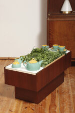 Prostokątny mahoniowy kwietnik/ława/stolik pomocnik/stolik kawowy z dwoma szklanymi białymi blatami i plastikowym wyjmowanym wkładem na kwiaty, Czechosłowacja, lata 70. - obrazek 38