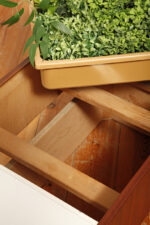 Prostokątny mahoniowy kwietnik/ława/stolik pomocnik/stolik kawowy z dwoma szklanymi białymi blatami i plastikowym wyjmowanym wkładem na kwiaty, Czechosłowacja, lata 70. - obrazek 39