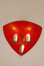 Trzypunktowa metalowa lampa wisząca/sufitowa z trzema zakrzywionymi ramionami w kolorze starego złota zakończonymi źródłami światła z metalowym czerwonym lekko profilowanym trójkątnym kloszem nad nimi, Mid Century Modern, Niemcy, lata 50. - obrazek 33