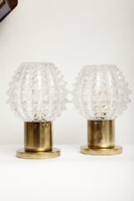 Dwie jednopunktowe metalowe lampki biurkowe/nocne/kinkiety ze szklanymi grubo ciętymi kloszami i podstawami w kolorze starego złota, Lustry Kamenický Šenov, Czechosłowacja, lata 60. - obrazek 32