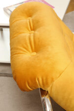 Niski i szeroki fotel "Borkum" z poduchą i podłokietnikami z żółtego weluru osadzonych na metalowej chromowanej konstrukcji, projekt Johan Bertil Häggström, Ikea, Szwecja, wzór z 1978 roku - obrazek 37