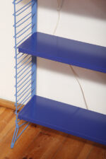 Modułowa wolnostojąca szafka/regał/biblioteczka na metalowej niebieskiej konstrukcji z pięcioma metalowymi półkami z regulowaną wysokością, Drentea, Holandia, lata 60. - obrazek 35