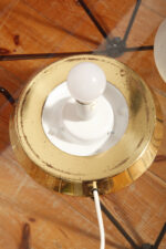 Nieduża ciężka jednopunktowa stożkowa mlecznobiała szklana lampka nocna/biurkowa "Kibo" z okrągłą złotą metalową podstawą, Peill & Putzler, Niemcy, lata 70 - obrazek 33