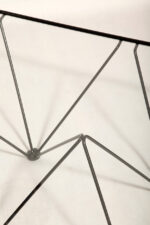 Kwadratowy stolik kawowy na metalowej czarnej konstrukcji ze szklanym przeźroczystym hartowanym blatem w stylu "Alanda" projektu Paolo Piva dla B&B Italia, lata 80. - obrazek 33