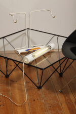 Biała duża jednopunktowa metalowa industrialna lampa biurkowa ze zdejmowanym kloszem z jarzeniówką, Woja Holland, Holandia, lata 80. - obrazek 33