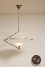 Duża lampa sufitowa "Olympia 2731" z okrągłym masywnym szklanym kloszem w kształcie koła zawieszonym na stalowej złotej konstrukcji, projekt Daniel Puppa dla Fontana Arte/Mediolan, Włochy, wzór z 1984 roku - obrazek 32