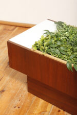 Prostokątny mahoniowy kwietnik/ława/stolik pomocnik/stolik kawowy z dwoma szklanymi białymi blatami i plastikowym wyjmowanym wkładem na kwiaty, Czechosłowacja, lata 70. - obrazek 40