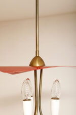 Trzypunktowa metalowa lampa wisząca/sufitowa z trzema zakrzywionymi ramionami w kolorze starego złota zakończonymi źródłami światła z metalowym czerwonym lekko profilowanym trójkątnym kloszem nad nimi, Mid Century Modern, Niemcy, lata 50. - obrazek 34