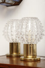 Dwie jednopunktowe metalowe lampki biurkowe/nocne/kinkiety ze szklanymi grubo ciętymi kloszami i podstawami w kolorze starego złota, Lustry Kamenický Šenov, Czechosłowacja, lata 60. - obrazek 33