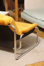 Niski i szeroki fotel "Borkum" z poduchą i podłokietnikami z żółtego weluru osadzonych na metalowej chromowanej konstrukcji, projekt Johan Bertil Häggström, Ikea, Szwecja, wzór z 1978 roku - obrazek 38