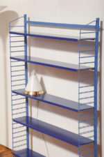 Modułowa wolnostojąca szafka/regał/biblioteczka na metalowej niebieskiej konstrukcji z pięcioma metalowymi półkami z regulowaną wysokością, Drentea, Holandia, lata 60. - obrazek 36
