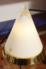 Nieduża ciężka jednopunktowa stożkowa mlecznobiała szklana lampka nocna/biurkowa "Kibo" z okrągłą złotą metalową podstawą, Peill & Putzler, Niemcy, lata 70 - obrazek 34