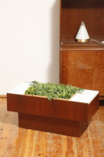 Prostokątny mahoniowy kwietnik/ława/stolik pomocnik/stolik kawowy z dwoma szklanymi białymi blatami i plastikowym wyjmowanym wkładem na kwiaty, Czechosłowacja, lata 70. - obrazek 41