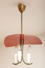 Trzypunktowa metalowa lampa wisząca/sufitowa z trzema zakrzywionymi ramionami w kolorze starego złota zakończonymi źródłami światła z metalowym czerwonym lekko profilowanym trójkątnym kloszem nad nimi, Mid Century Modern, Niemcy, lata 50. - obrazek 35