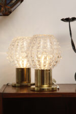 Dwie jednopunktowe metalowe lampki biurkowe/nocne/kinkiety ze szklanymi grubo ciętymi kloszami i podstawami w kolorze starego złota, Lustry Kamenický Šenov, Czechosłowacja, lata 60. - obrazek 34