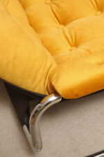 Niski i szeroki fotel "Borkum" z poduchą i podłokietnikami z żółtego weluru osadzonych na metalowej chromowanej konstrukcji, projekt Johan Bertil Häggström, Ikea, Szwecja, wzór z 1978 roku - obrazek 39