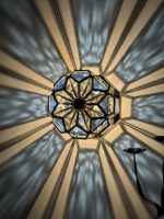 Szklany jednopunktowy witrażowy ręcznie wykonany kinkiet/plafon/lampa ścienna na miedzianej konstrukcji, Hiszpania, 2003 rok - obrazek 36