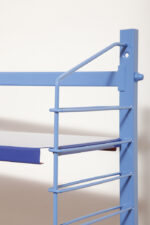Modułowa wolnostojąca szafka/regał/biblioteczka na metalowej niebieskiej konstrukcji z pięcioma metalowymi półkami z regulowaną wysokością, Drentea, Holandia, lata 60. - obrazek 37