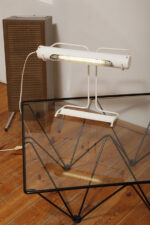 Biała duża jednopunktowa metalowa industrialna lampa biurkowa ze zdejmowanym kloszem z jarzeniówką, Woja Holland, Holandia, lata 80. - obrazek 35