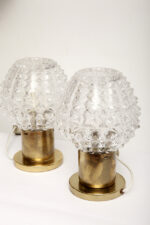Dwie jednopunktowe metalowe lampki biurkowe/nocne/kinkiety ze szklanymi grubo ciętymi kloszami i podstawami w kolorze starego złota, Lustry Kamenický Šenov, Czechosłowacja, lata 60. - obrazek 35