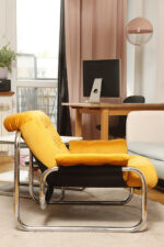 Niski i szeroki fotel "Borkum" z poduchą i podłokietnikami z żółtego weluru osadzonych na metalowej chromowanej konstrukcji, projekt Johan Bertil Häggström, Ikea, Szwecja, wzór z 1978 roku - obrazek 40