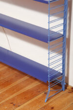 Modułowa wolnostojąca szafka/regał/biblioteczka na metalowej niebieskiej konstrukcji z pięcioma metalowymi półkami z regulowaną wysokością, Drentea, Holandia, lata 60. - obrazek 38