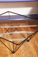 Kwadratowy stolik kawowy na metalowej czarnej konstrukcji ze szklanym przeźroczystym hartowanym blatem w stylu "Alanda" projektu Paolo Piva dla B&B Italia, lata 80. - obrazek 36