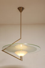 Duża lampa sufitowa "Olympia 2731" z okrągłym masywnym szklanym kloszem w kształcie koła zawieszonym na stalowej złotej konstrukcji, projekt Daniel Puppa dla Fontana Arte/Mediolan, Włochy, wzór z 1984 roku - obrazek 35