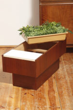 Prostokątny mahoniowy kwietnik/ława/stolik pomocnik/stolik kawowy z dwoma szklanymi białymi blatami i plastikowym wyjmowanym wkładem na kwiaty, Czechosłowacja, lata 70. - obrazek 43