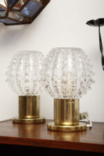 Dwie jednopunktowe metalowe lampki biurkowe/nocne/kinkiety ze szklanymi grubo ciętymi kloszami i podstawami w kolorze starego złota, Lustry Kamenický Šenov, Czechosłowacja, lata 60. - obrazek 36