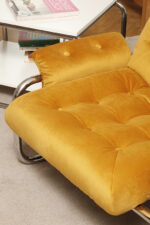 Niski i szeroki fotel "Borkum" z poduchą i podłokietnikami z żółtego weluru osadzonych na metalowej chromowanej konstrukcji, projekt Johan Bertil Häggström, Ikea, Szwecja, wzór z 1978 roku - obrazek 41