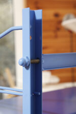 Modułowa wolnostojąca szafka/regał/biblioteczka na metalowej niebieskiej konstrukcji z pięcioma metalowymi półkami z regulowaną wysokością, Drentea, Holandia, lata 60. - obrazek 39