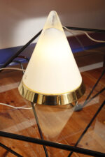 Nieduża ciężka jednopunktowa stożkowa mlecznobiała szklana lampka nocna/biurkowa "Kibo" z okrągłą złotą metalową podstawą, Peill & Putzler, Niemcy, lata 70 - obrazek 37