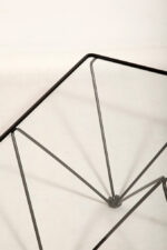 Kwadratowy stolik kawowy na metalowej czarnej konstrukcji ze szklanym przeźroczystym hartowanym blatem w stylu "Alanda" projektu Paolo Piva dla B&B Italia, lata 80. - obrazek 37