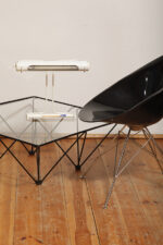 Biała duża jednopunktowa metalowa industrialna lampa biurkowa ze zdejmowanym kloszem z jarzeniówką, Woja Holland, Holandia, lata 80. - obrazek 37