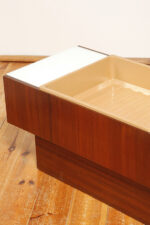 Prostokątny mahoniowy kwietnik/ława/stolik pomocnik/stolik kawowy z dwoma szklanymi białymi blatami i plastikowym wyjmowanym wkładem na kwiaty, Czechosłowacja, lata 70. - obrazek 44