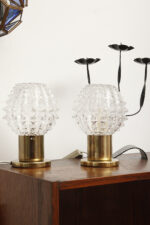 Dwie jednopunktowe metalowe lampki biurkowe/nocne/kinkiety ze szklanymi grubo ciętymi kloszami i podstawami w kolorze starego złota, Lustry Kamenický Šenov, Czechosłowacja, lata 60. - obrazek 37